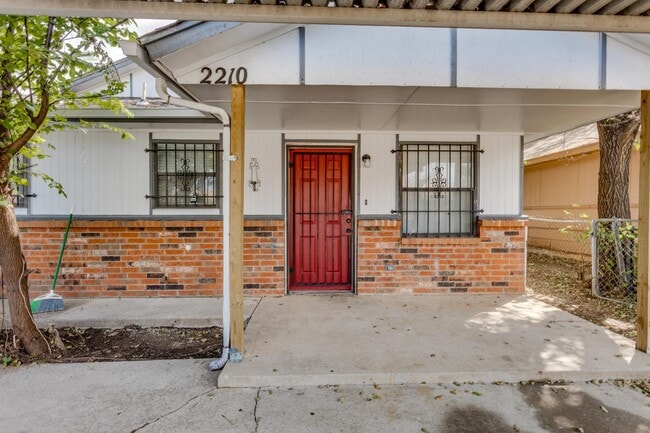 Building Photo - 2210 SW 30th St