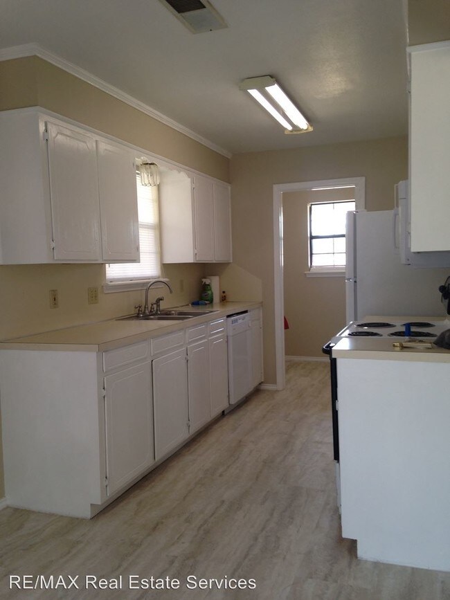 Building Photo - 4816 Green Forest Cir