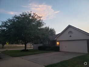 Building Photo - 2703 Silk Tree Ln