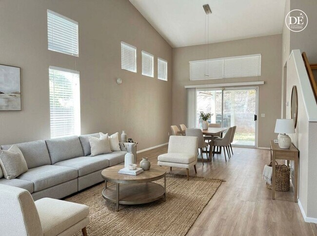 Foto del edificio - Large 4 bedroom home in Orangecrest for rent!