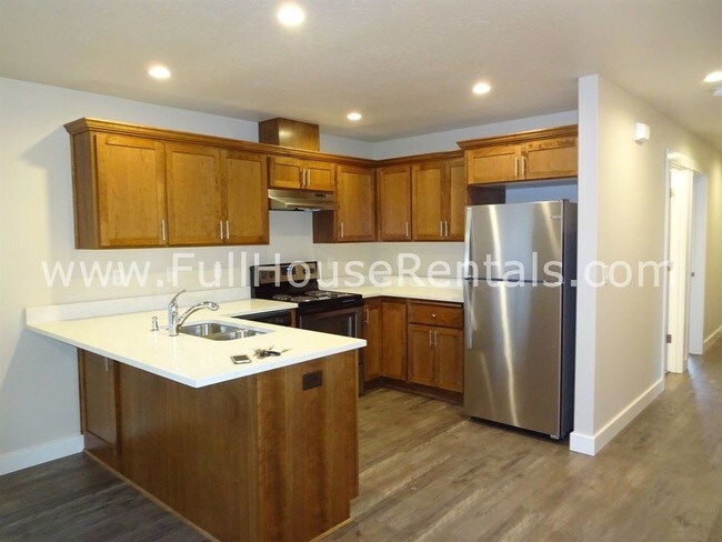 Building Photo - 5863 Aster St