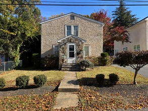 Building Photo - 8 Walnut Ave