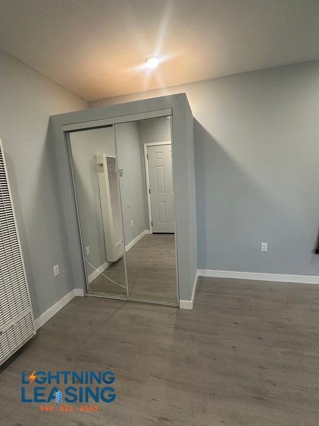 Building Photo - 5863 1/2 S West Blvd-5863 1/2D