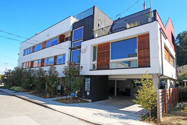 Foto del edificio - LUXURY ALKI 3 BED TOWNHOME FOR RENT W EXPANSIVE WATER VIEWS!