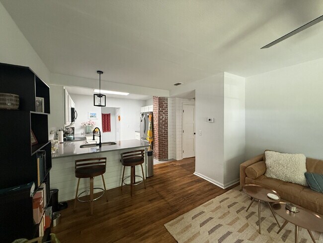 Foto del edificio - AVAILABLE NOW:  UPDATED 2 BEDROOM 1 BATHROOM HOME IN MURRAY HILL