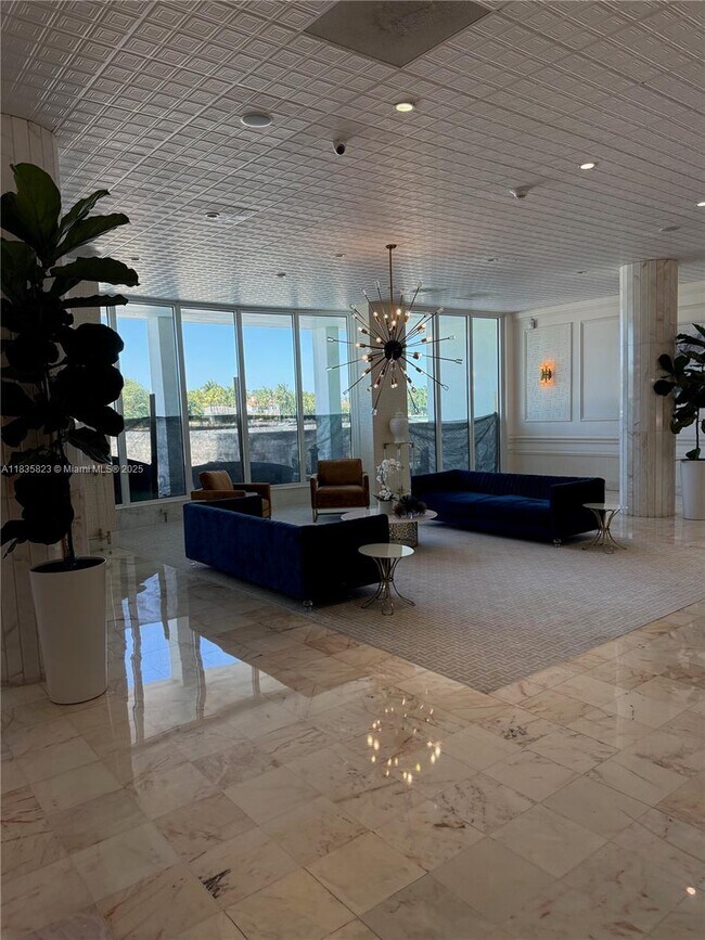 Foto del edificio - 5750 Collins Ave