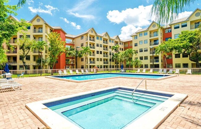 Foto del edificio - 8353 Lake Dr