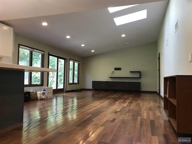 Building Photo - 81 Hazelton Terrace
