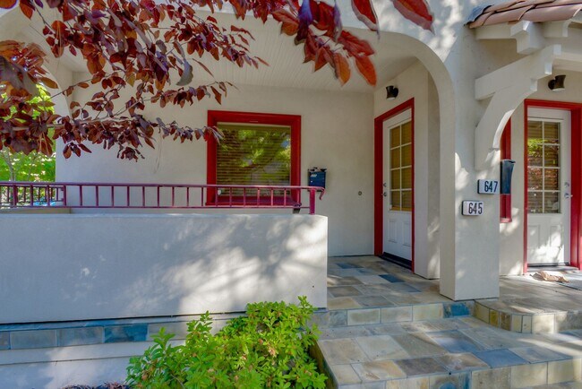 Foto del edificio - 645-651 Lytton Ave