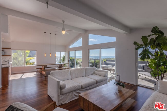 Foto del edificio - 29500 Heathercliff Rd