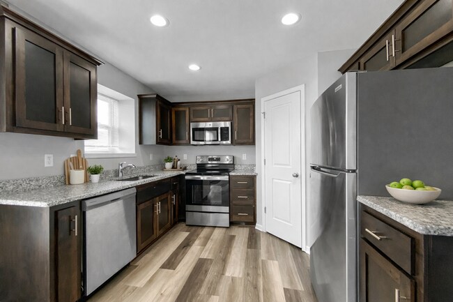 Foto del edificio - Captivating Single Family Home | 4 BR/3BA | 2-Car Covered Parking |  Deck | Pet-Friendly