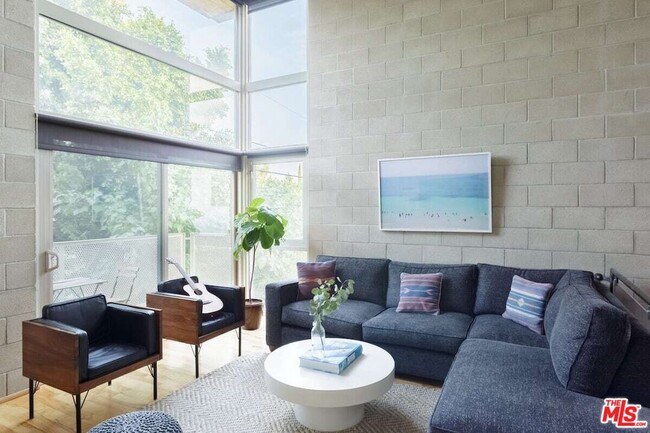 Foto del edificio - 530 N Larchmont Blvd