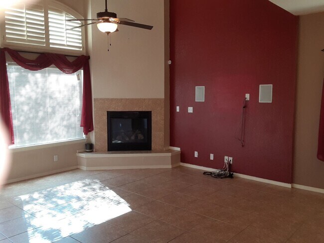 Foto del edificio - 5 Bedrooms & 2 1/2 Baths Jewel in Santa Te...