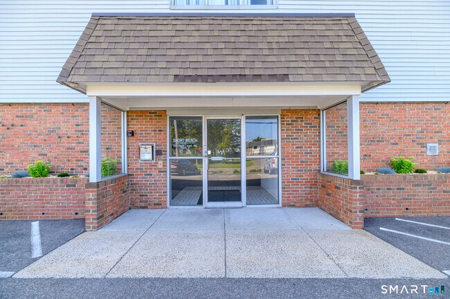 Foto del edificio - 155 Short Beach Rd
