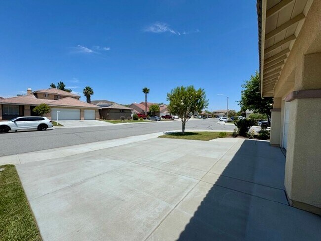 Building Photo - 4 Bedroom Menifee home available now for l...