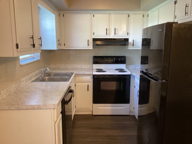 Kitchen - 1025 W Mountain View Rd