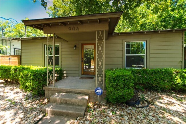 Foto del edificio - 906 E 53rd St