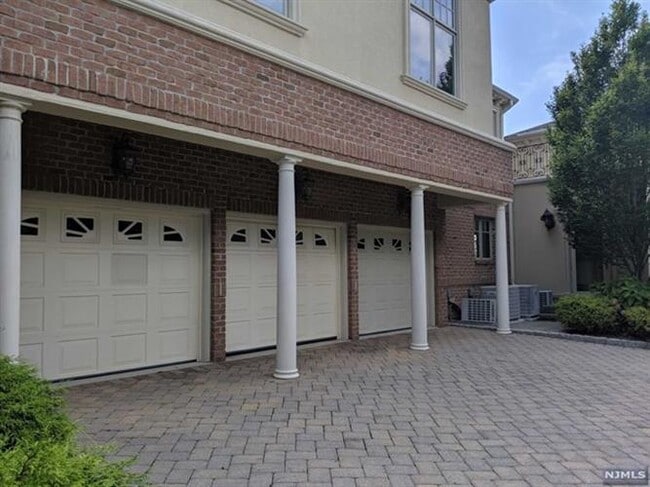 Building Photo - 199 Vaccaro Dr