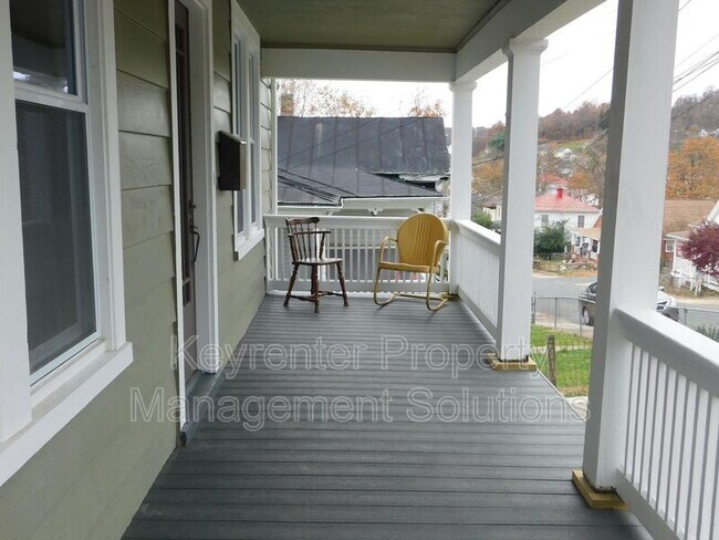 Building Photo - 415 Marquis St