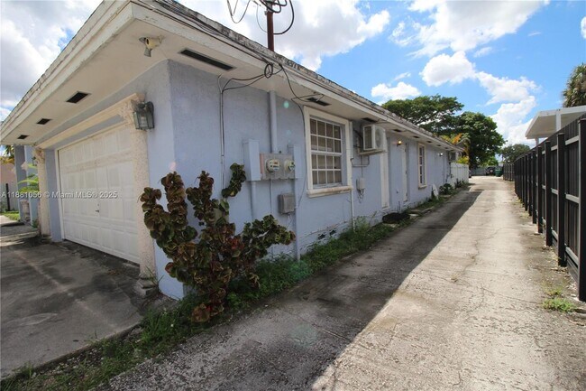 Foto del edificio - 16120 NW 45th Ave