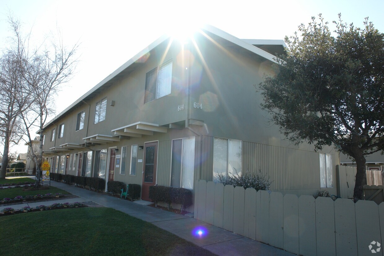 Santa Lucia Townhouse Apartments 604 Leslie Dr Salinas, CA