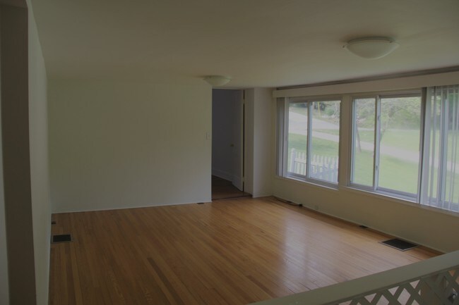 Foto del edificio - 100 Eastwood Lake Rd