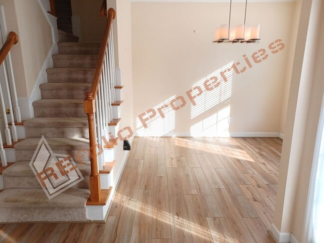 Foto del edificio - Beautiful 3 Bedroom Home w/a Bonus Room + Semi-furnished Basement in a 1 acre lot @ Hideaway Esta...