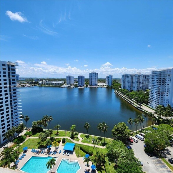 Foto del edificio - 18181 NE 31st Ct