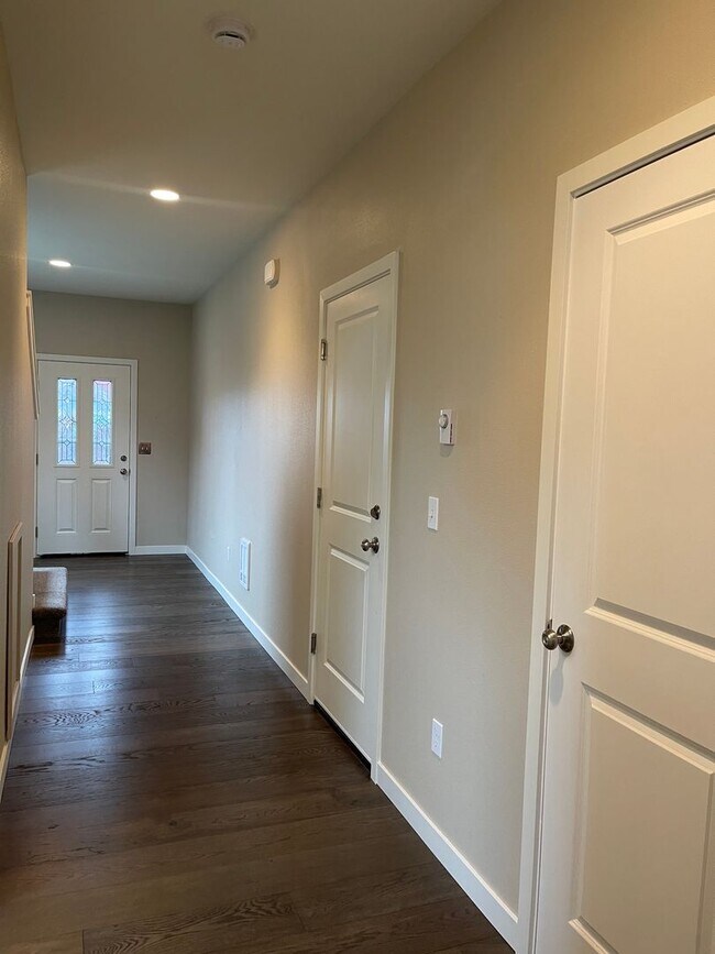 Building Photo - Lovely in town Kingston 4 bedroom home now...