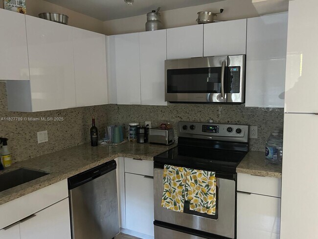 Foto del edificio - 16561 Blatt Blvd