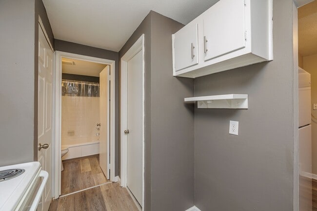 Building Photo - 3rd floor completely renovated and new owners