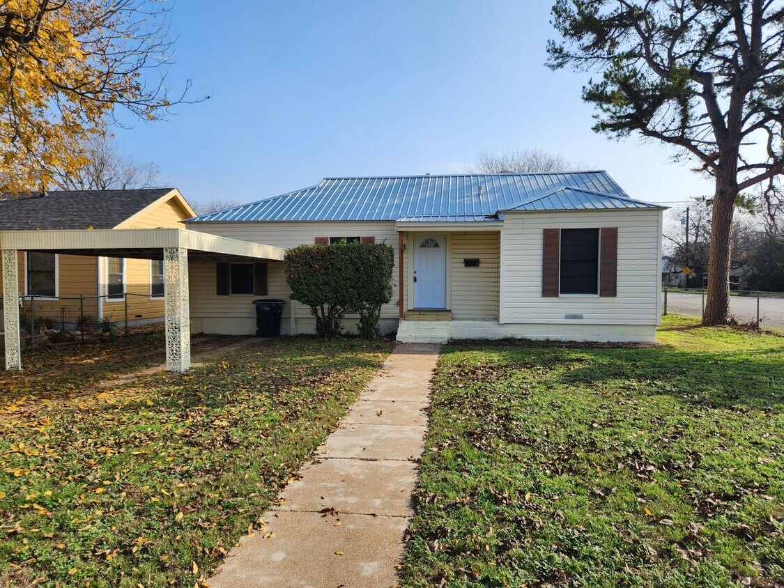 Primary Photo - FOR LEASE! Nice Newly Remodeled 3 BR - 1 B...
