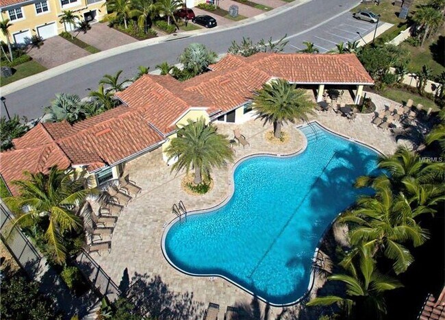 Piscina comunitaria climatizada con casa club y gimnasio. - 127 Explorer Dr