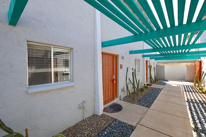 Foto del edificio - 6945 E 2nd St