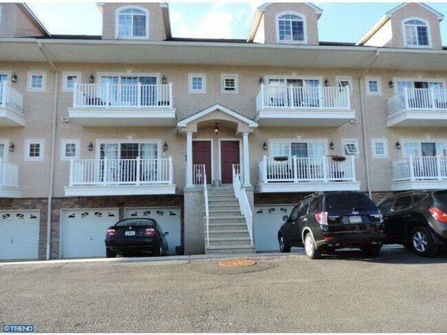 Building Photo - Beautiful 2 Bedroom 2 bathroom  Apartment