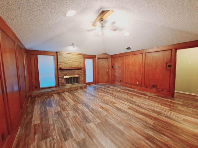 Building Photo - Cozy 3/2/2 in Carrollton Available Now