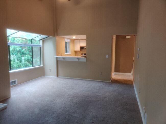 Building Photo - Condo near the beach - top floor