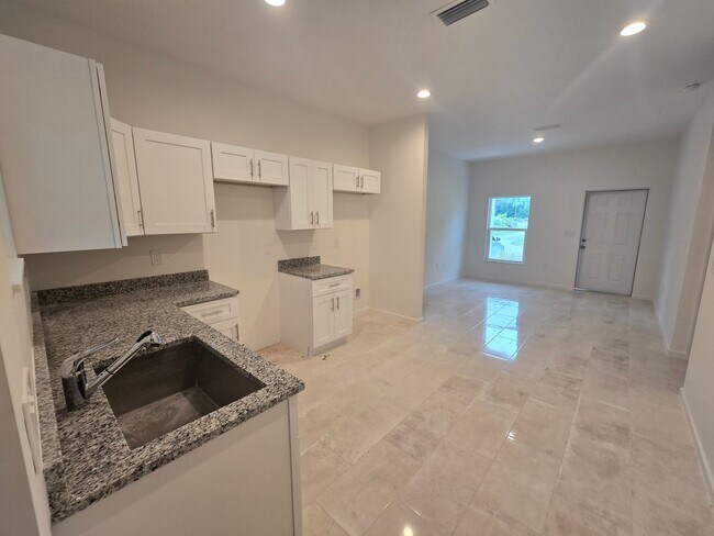 Foto del edificio - BRAND NEW 2/2/1 -LEHIGH ACRES