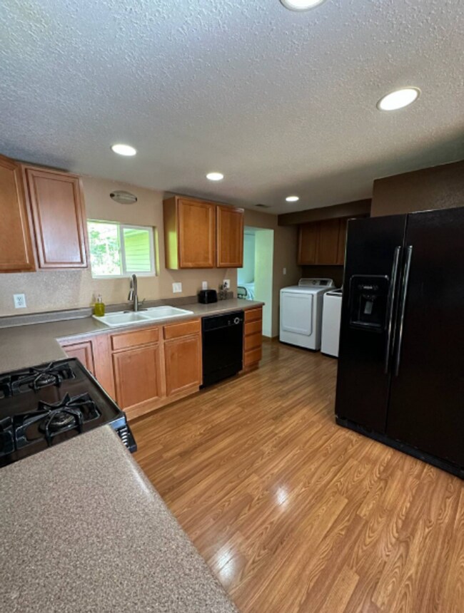 Building Photo - 2 Bedroom 1 Bath - Close to Lakes!