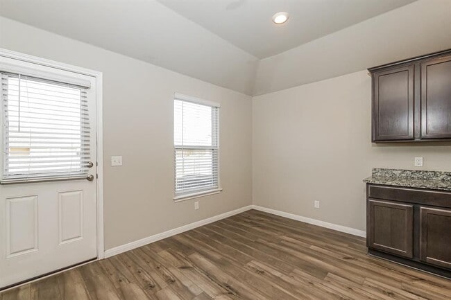 Foto del edificio - 1600 Maroon Dr