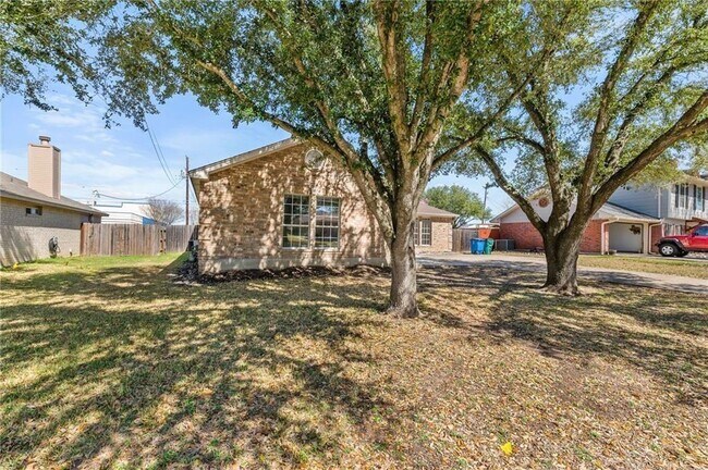 Building Photo - 2906 Greenlawn St