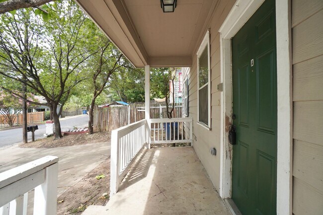 Foto del edificio - 2506 E 8th St