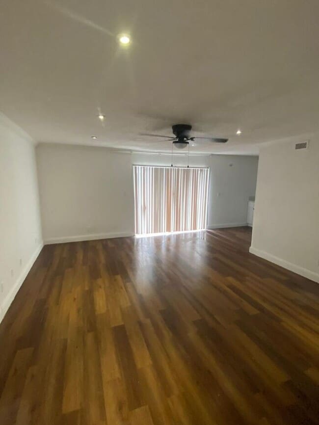 Building Photo - Large One Bedroom One Bath First level Condo
