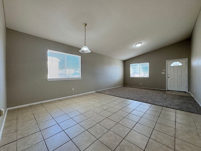 Foto del edificio - Northeast El Paso 3 Bed Refrig A/C with bo...