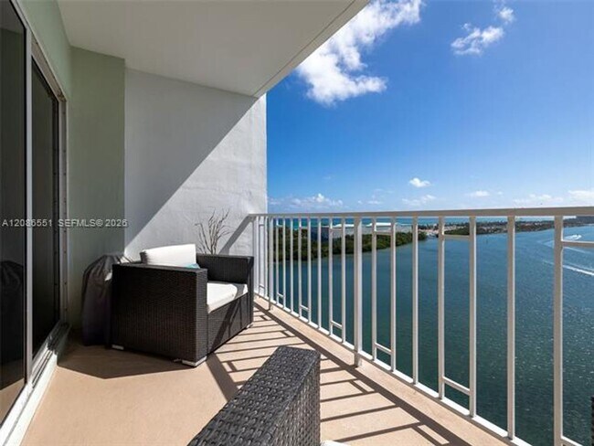 Foto del edificio - 500 Bayview Dr