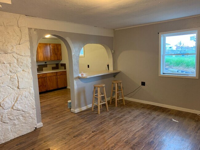 Foto del edificio - ~ APPLICATIONS PENDING ~ 2 Bedroom, 1 Bath...