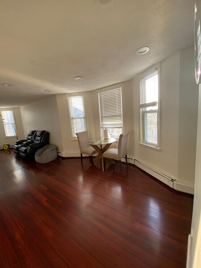 Building Photo - 302 Revere St