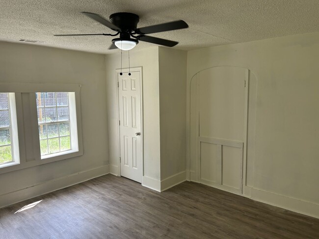 Building Photo - Enchanting Duplex Abode in Newnan, GA: Dis...