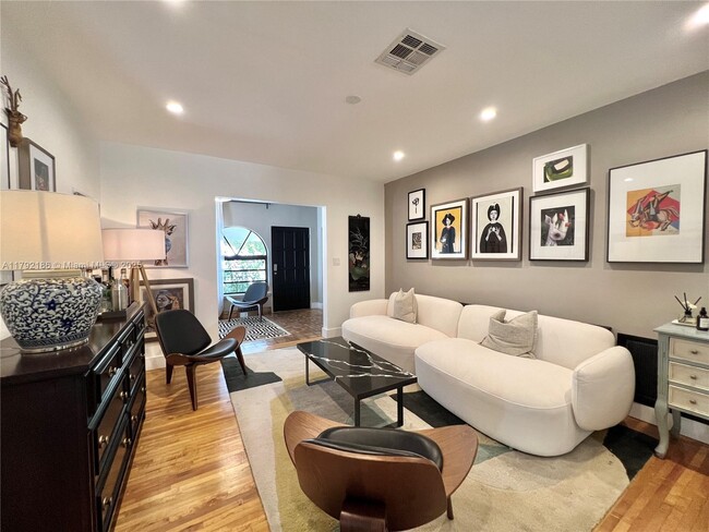 Foto del edificio - 4639 SW 10th St