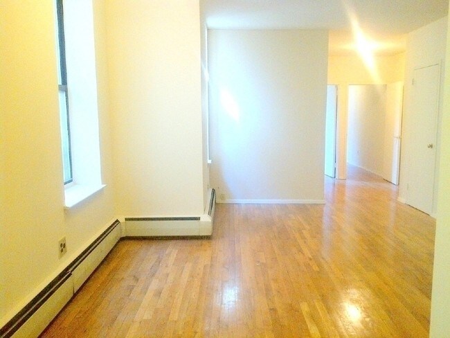 Living Area - 3200 Broadway